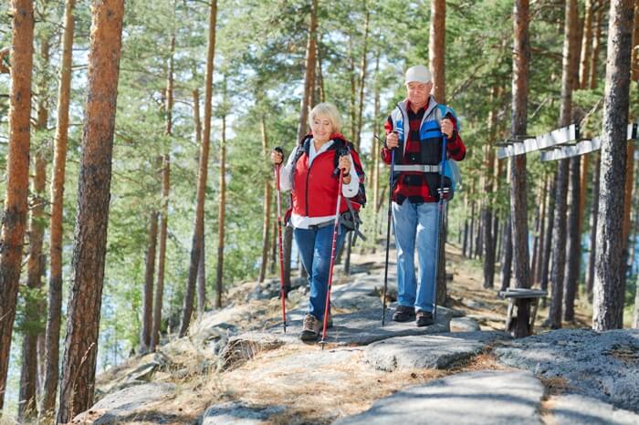 Что такое скандинавская ходьба с палками: польза, противопоказания, основы